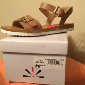 Isaac Mizrahi Tan Leather Sandles